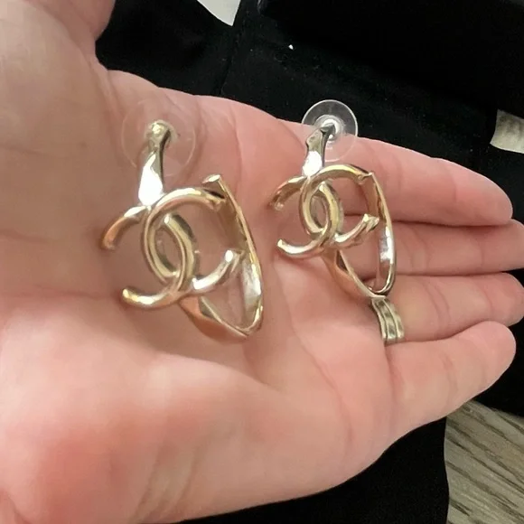 ❌SOLD❌CHANEL Authentic 17P Gold CC Logo Hoop Earrings - gently used! - Picture 9 of 14